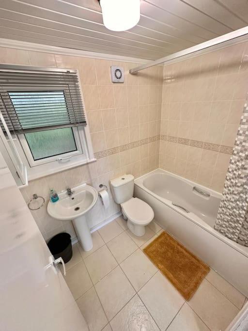Semi-Detached 1-Bedroom Chalet Uddingston Extérieur photo